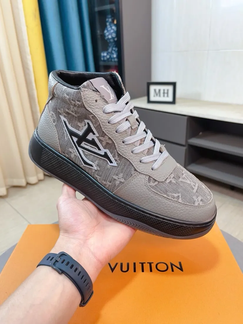Men's shoes 💰438🌹🌹【LOUIS VUITTON】Same style on Louis Vuitton* official website🚹Men's high-top casual shoes❤️Same style as popular celebrities and big names ~ Best-selling at home and abroad Lv focuses on the checkerboard series...Imported first-layer cowhide with special fabrics➕Full sheep leather lining➕Brand-specific hollow outsole💎Produced by OEM The highest version🔍🔍Number of codes: 38-44,